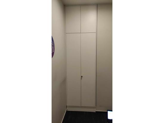 Zabudowa meblowa - regał z półkami wąski