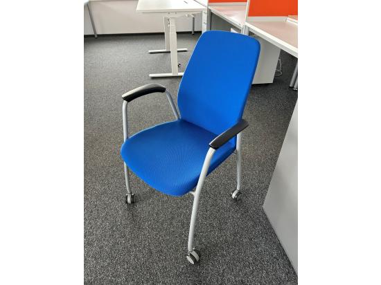 Krzesło konferencyjne niebieskie na kółkach