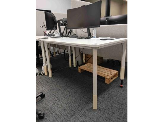 Biurko pracownicze 140x80 białe z mediaportem