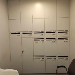 Zabudowa meblowa - regał z półkami i szafą