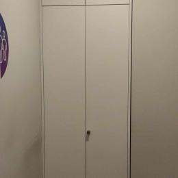 Zabudowa meblowa - regał z półkami wąski