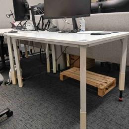 Biurko pracownicze 140x80 białe z mediaportem