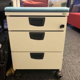 Kontenerek Biały Czarne Uchwyty